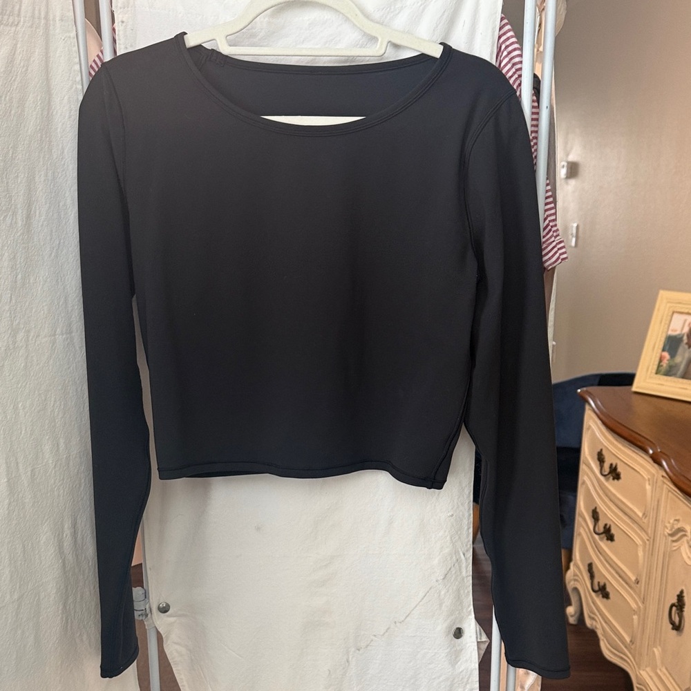 lululemon athletica Black Crop Top - size M (6-8)